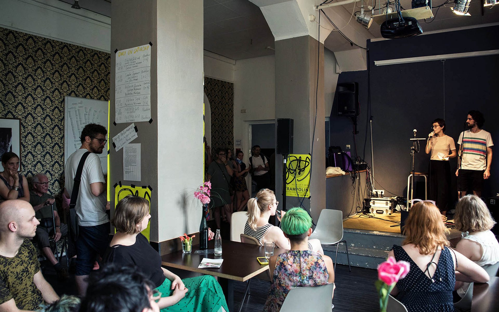 Veranstaltung auf der Bühne im Kunsthaus-Café