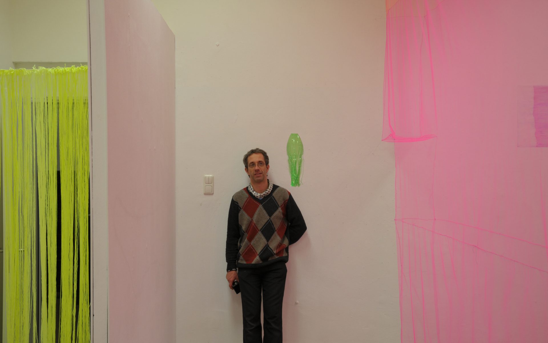 Christoph Rodde in seiner Ausstellung
